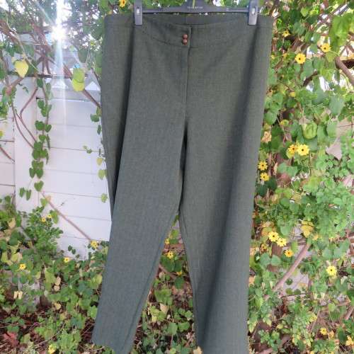 Absolute amazing hunters green pants. With vertical silver threads size 48/24 by 'RENA TAYLOR'.