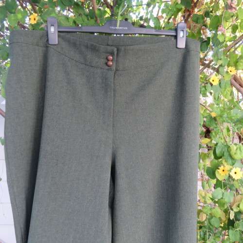 Absolute amazing hunters green pants. With vertical silver threads size 48/24 by 'RENA TAYLOR'.