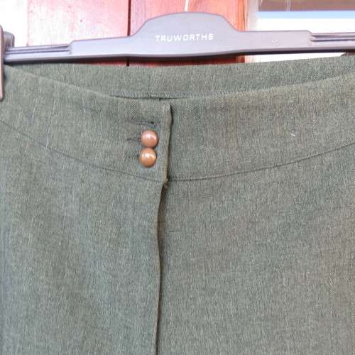 Absolute amazing hunters green pants. With vertical silver threads size 48/24 by 'RENA TAYLOR'.