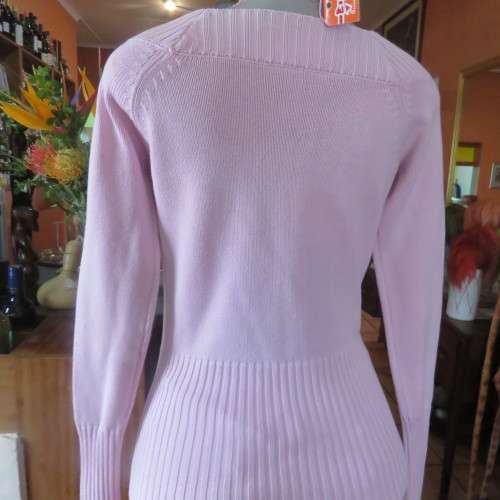 BILLABONG long raglan sleeve sweater in pale pink with logo in size 32/8 In acrylic and cotton blend