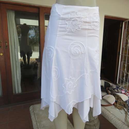 Romantic pure white fine cotton asymetrical skirt in 2 layers by `TRUWORTHS size 33/8. New condition