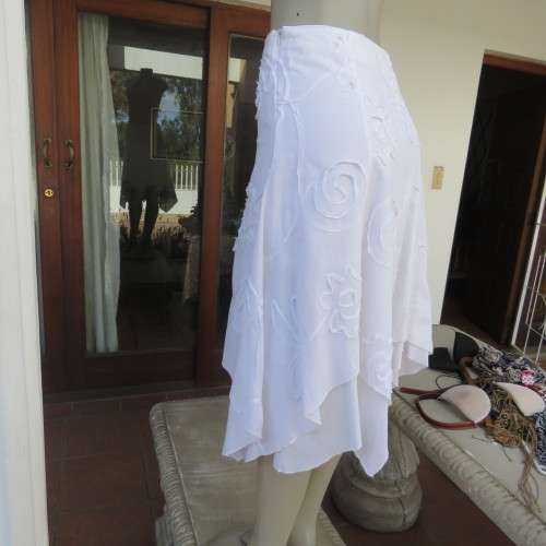 Romantic pure white fine cotton asymetrical skirt in 2 layers by `TRUWORTHS size 33/8. New condition