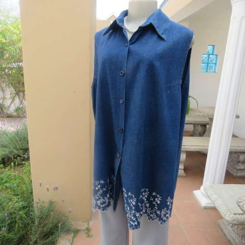 Sassy blue denim button down top with shirt collar and dainty white seam embroidery. Size 46 to 48