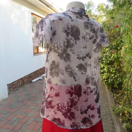 Sweet silver grey sheer polyester summer top with darker grey flowers. Size 36/12 by FASHION EXPRESS