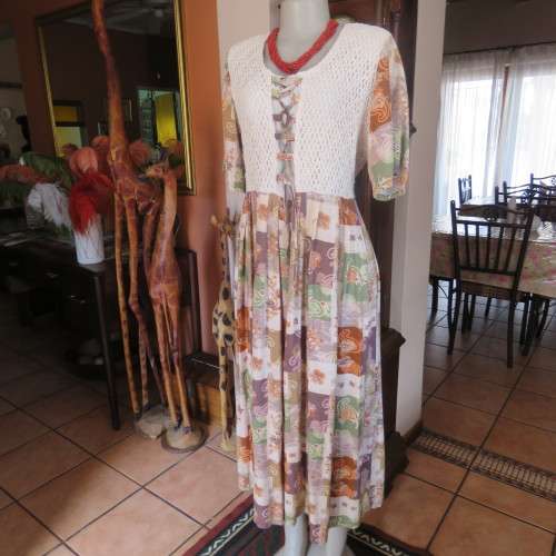 Beautiful vintage short sleeve dress in 100% viscose with cotton lace top size 40/16. Good condition