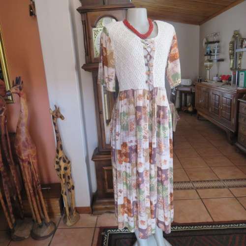 Beautiful vintage short sleeve dress in 100% viscose with cotton lace top size 40/16. Good condition