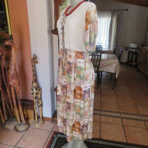 Beautiful vintage short sleeve dress in 100% viscose with cotton lace top size 40/16. Good condition