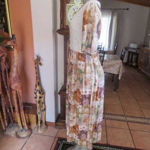 Beautiful vintage short sleeve dress in 100% viscose with cotton lace top size 40/16. Good condition