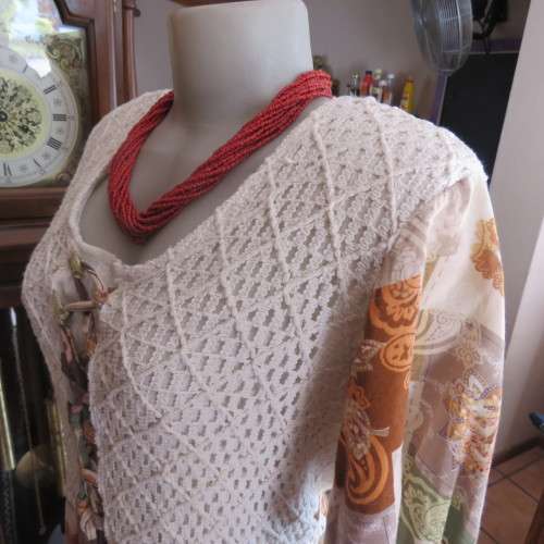 Beautiful vintage short sleeve dress in 100% viscose with cotton lace top size 40/16. Good condition