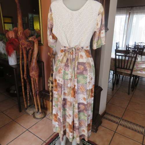 Beautiful vintage short sleeve dress in 100% viscose with cotton lace top size 40/16. Good condition