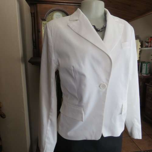 White upstyle white long sleeve tailored jacket. Size 38/14 by KELSO PETITE. Open collar fully lined