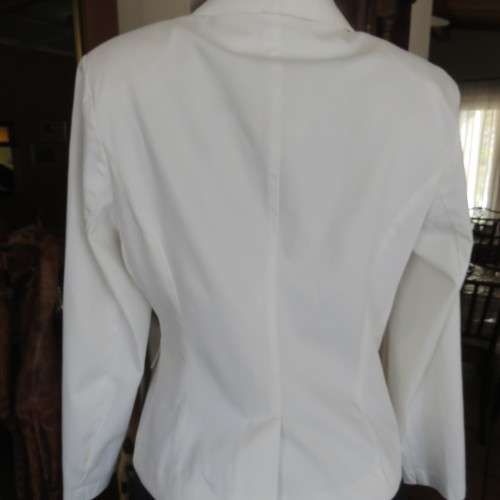 White upstyle white long sleeve tailored jacket. Size 38/14 by KELSO PETITE. Open collar fully lined