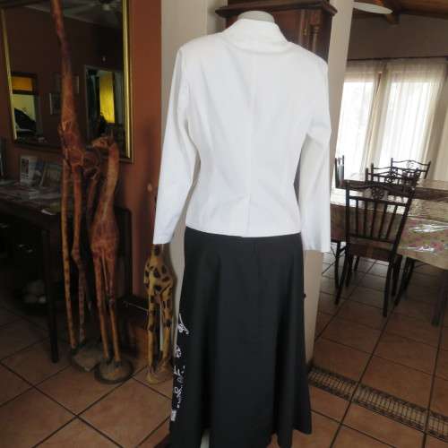 White upstyle white long sleeve tailored jacket. Size 38/14 by KELSO PETITE. Open collar fully lined