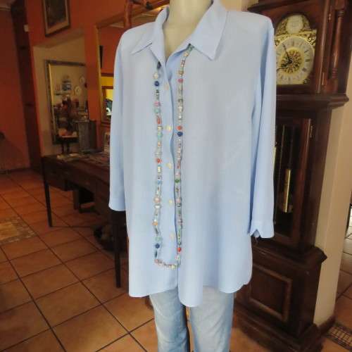 Smart skyblue size 46/22 button down top with elbow length sleeves. Open collar by WHISPER. As new.
