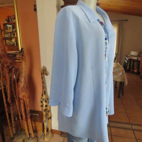Smart skyblue size 46/22 button down top with elbow length sleeves. Open collar by WHISPER. As new.