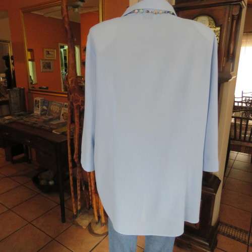 Smart skyblue size 46/22 button down top with elbow length sleeves. Open collar by WHISPER. As new.