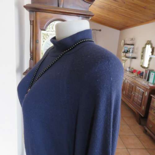 Soft and warm navy long sleeve acrylic knit sweather size 42/18. With raglan sleeves. As new.