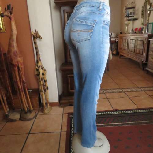 Blue denim boot cut jeans for size 32/8 by IMAGE. Pockets back+front. In polycotton. Good condition.