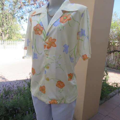 Tastefull patterned slip over top in pale yellow with orange and lilac flowers size 42/18.