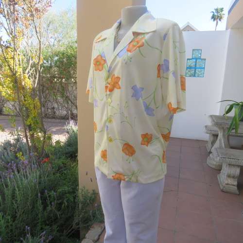 Tastefull patterned slip over top in pale yellow with orange and lilac flowers size 42/18.