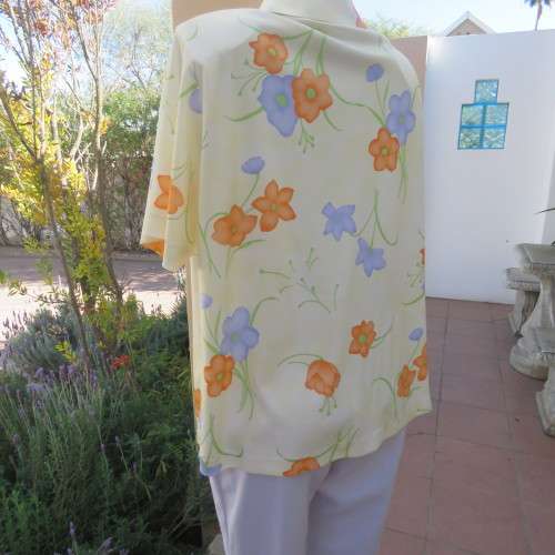 Tastefull patterned slip over top in pale yellow with orange and lilac flowers size 42/18.