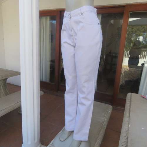 As new KELSO jeans in periwinkle colour size 38/14. In 100% cotton. Straight legs. High waist.
