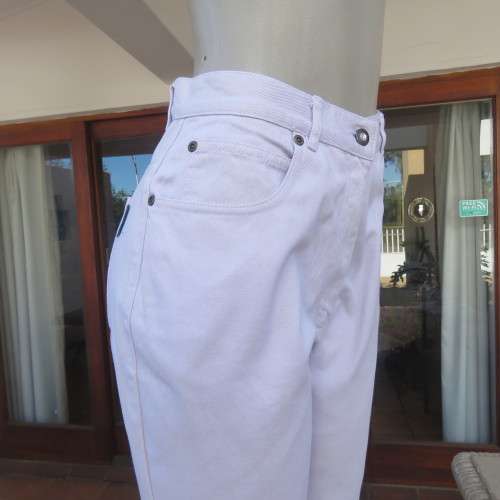 As new KELSO jeans in periwinkle colour size 38/14. In 100% cotton. Straight legs. High waist.