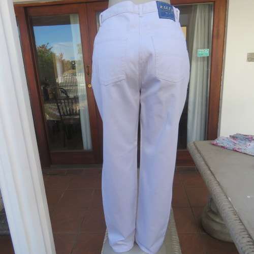 As new KELSO jeans in periwinkle colour size 38/14. In 100% cotton. Straight legs. High waist.