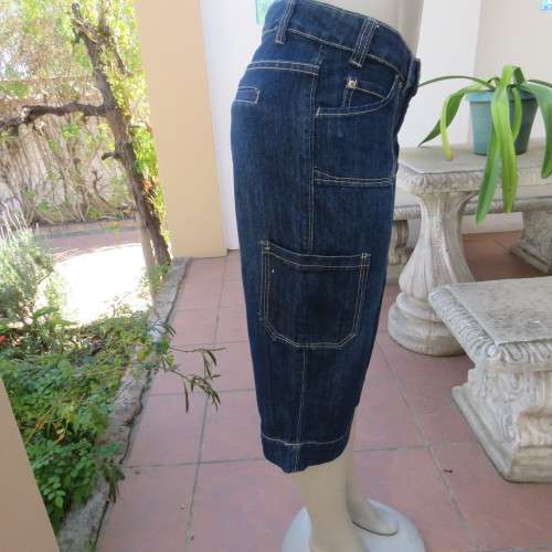 Chic denim cropped jeans with pockets on leg sides. Front and dummies at back size 34/10 by NETWORK.