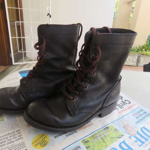 Pair SADF brown genuine leather boots in size 5.5. Issued 2005 by MGS. Army size 240 W.
