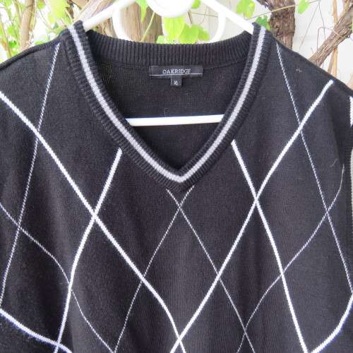 Men's black knitted sleeveless pullover with white diamond patterned front size XL by OAKRIDGE.