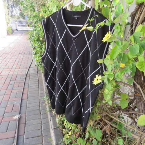 Men's black knitted sleeveless pullover with white diamond patterned front size XL by OAKRIDGE.