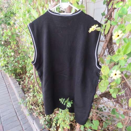 Men's black knitted sleeveless pullover with white diamond patterned front size XL by OAKRIDGE.