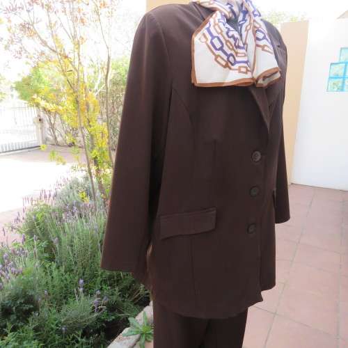 Smart and easy to wear dark brown 2 piece pant suit in poly stretch. Size 48/24 by DONNA CLAIRE