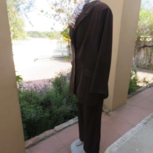Smart and easy to wear dark brown 2 piece pant suit in poly stretch. Size 48/24 by DONNA CLAIRE