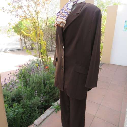 Smart and easy to wear dark brown 2 piece pant suit in poly stretch. Size 48/24 by DONNA CLAIRE
