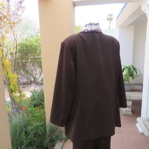 Smart and easy to wear dark brown 2 piece pant suit in poly stretch. Size 48/24 by DONNA CLAIRE