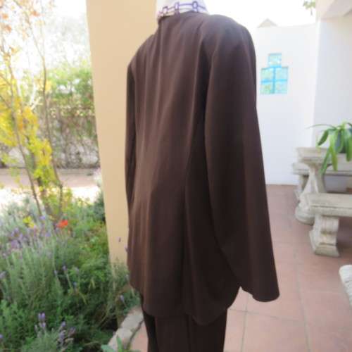 Smart and easy to wear dark brown 2 piece pant suit in poly stretch. Size 48/24 by DONNA CLAIRE