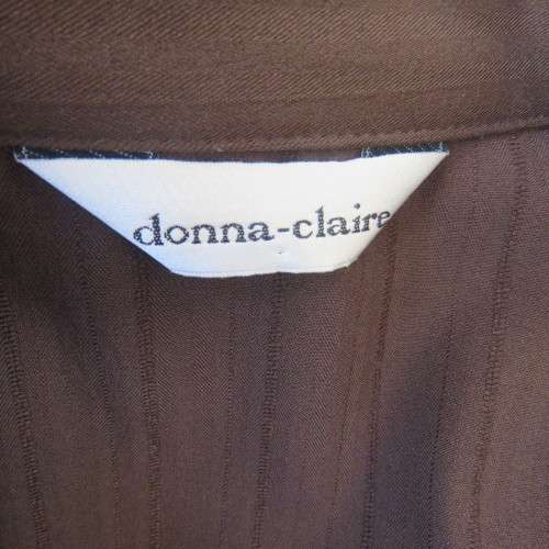 Smart and easy to wear dark brown 2 piece pant suit in poly stretch. Size 48/24 by DONNA CLAIRE