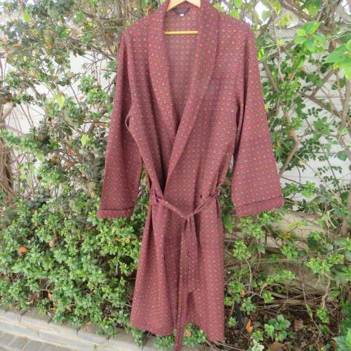 Men's FABIO Milano pajamas robe in size XXL.Maroon with mustard design and fabric belt. New cond.
