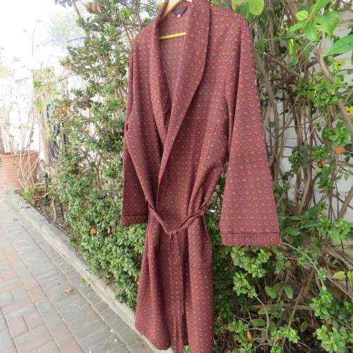 Men's FABIO Milano pajamas robe in size XXL.Maroon with mustard design and fabric belt. New cond.