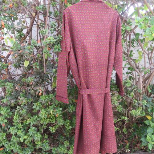Men's FABIO Milano pajamas robe in size XXL.Maroon with mustard design and fabric belt. New cond.