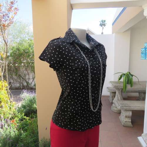 Beautiful styled black and white polkadot capped sleeve top size 34/10. In cotton stretch. As new.