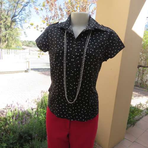 Beautiful styled black and white polkadot capped sleeve top size 34/10. In cotton stretch. As new.