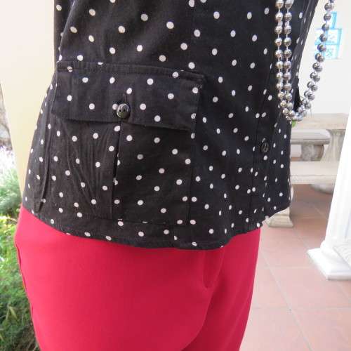 Beautiful styled black and white polkadot capped sleeve top size 34/10. In cotton stretch. As new.