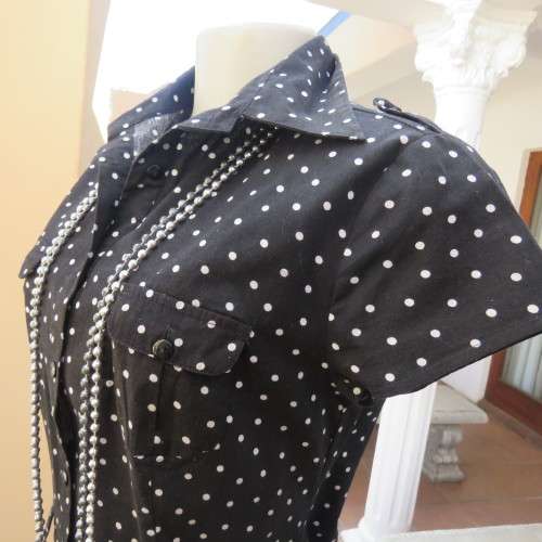 Beautiful styled black and white polkadot capped sleeve top size 34/10. In cotton stretch. As new.