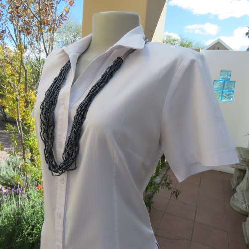 High quality MOREWOOD white short sleeve tailored top with button down front. Size 34/10. As new.