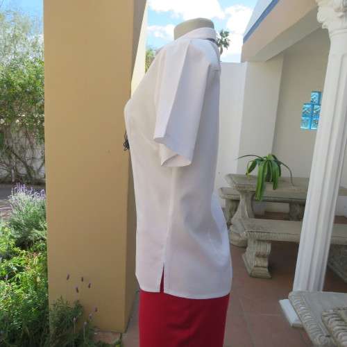 High quality MOREWOOD white short sleeve tailored top with button down front. Size 34/10. As new.