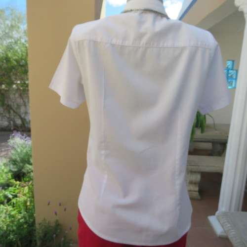 High quality MOREWOOD white short sleeve tailored top with button down front. Size 34/10. As new.