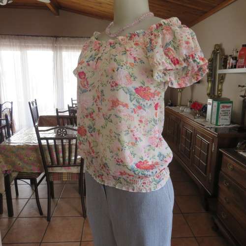 Floral sheer crinkled polyester top with wide round neckline and bell sleeves. Size 30/6 by NEW WAVE